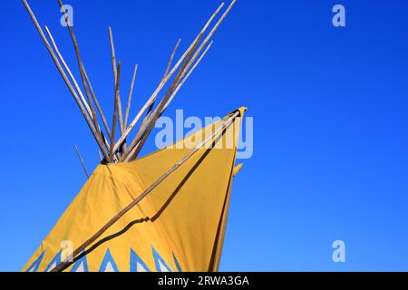 Ockerfarbenes indisches Zelt mit blauem und weißem Muster und blauem Himmel im Hintergrund Stockfoto