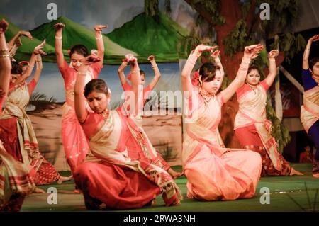 Guwahati, Assam, um April 2012: Schöne junge Mädchen, die in Sari gekleidet sind, tanzen während der Bühnenaufführung auf dem Bihu Festival in Guwahati, Assam. Stockfoto