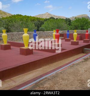 Alcudia, Spanien - 30. August 2023: Keramikvasen im Kunstmuseum Museu sa Bassa Blanca Stockfoto