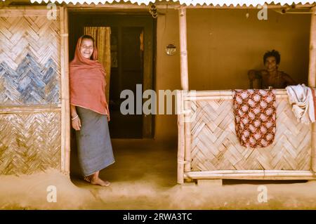 Srimongal, Bangladesch, um Juli 2012: Lächelnde Frau und Mann posieren in ihrem Haus an einem sonnigen Tag in Srimongal, Bangladesch. Dokumentarisches Editorial Stockfoto