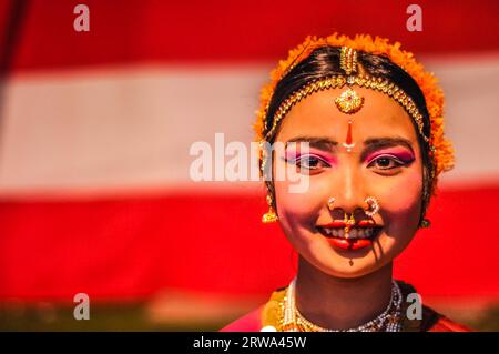 Guwahati, Assam, um April 2012: Foto einer schönen jungen Frau mit Piercings in der Nase und rosa Lidschatten während der Vorstellung auf dem Bihu Festival Stockfoto