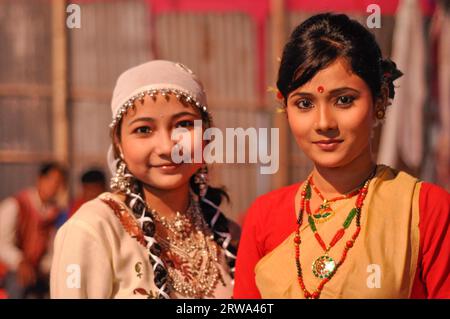 Guwahati, Assam, um April 2012: Zwei schöne junge Frauen in traditionellen Kleidern lächeln beim Bihu-Festival in Guwahati, Assam. Dokumentarisches Editorial Stockfoto