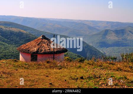 Mpondoland am Ostkap ist ein Gebiet von spektakulärer Schönheit mit Dörfern, die hoch auf Berggipfeln oder in den Tälern erbaut wurden Stockfoto