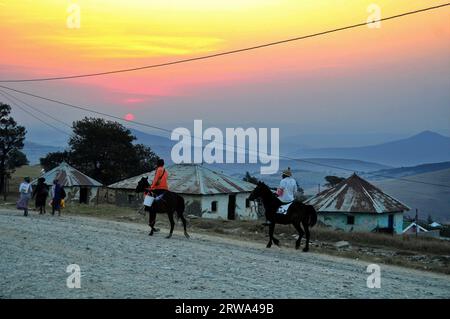 Mpondoland am Ostkap ist ein Gebiet von spektakulärer Schönheit mit Dörfern, die hoch auf Berggipfeln oder in den Tälern erbaut wurden Stockfoto