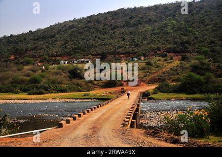 Mpondoland am Ostkap ist ein Gebiet von spektakulärer Schönheit mit Dörfern, die hoch auf Berggipfeln oder in den Tälern erbaut wurden Stockfoto