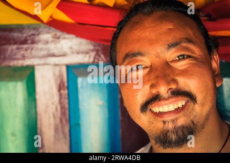 Dolpo, Nepal, um Mai 2012: Einheimischer Mann mit schwarzem Schnurrbart und schimmerndem Bart in Dolpo, Nepal. Dokumentarisches Editorial Stockfoto