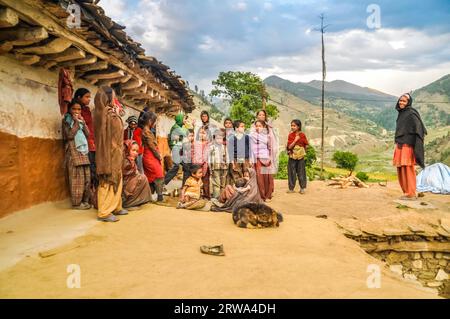 Dolpo, Nepal, um Juni 2012: Foto einer Gruppe einheimischer Kinder in bunten Kleidern, die im Kreis in der Nähe einer Hauswand in Dolpo, Nepal, stehen. Stockfoto