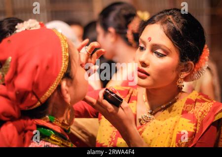 Guwahati, Assam, um April 2012: Schönes Mädchen mit rotem Punkt auf der Stirn trägt Sari vor ihrer Aufführung auf dem Bihu Festival in Guwahati Stockfoto