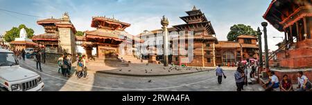 Kathmandu, Nepal, um Juni 2012: Foto von alten Gebäuden und Menschen auf dem Durbar-Platz in Kathmandu, Nepal. Der Durbar-Platz gehört zur UNESCO-Weltkulturerbe Stockfoto