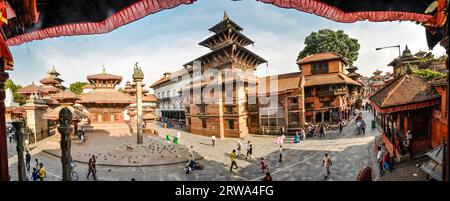 Kathmandu, Nepal, um Juni 2012: Foto von Denkmälern und Einheimischen, die durch den Durbar-Platz in Kathmandu, Nepal, wandern. Durbar Square gehört dazu Stockfoto