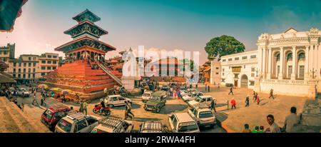 Kathmandu, Nepal, um Juni 2012: Foto von Autos vor Denkmälern am Durbar-Platz in Kathmandu, Nepal. Dokumentarisches Editorial Stockfoto