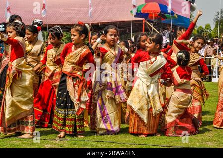 Guwahati, Assam, um April 2012: Junge Mädchen in schöner Sari-Pose während ihres Auftritts auf dem Bihu-Festival in Guwahati, Assam. Dokumentarfilm Stockfoto