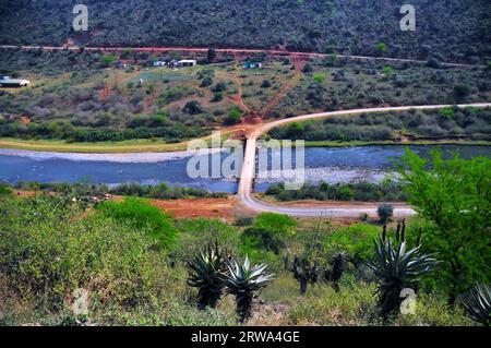 Mpondoland am Ostkap ist ein Gebiet von spektakulärer Schönheit mit Dörfern, die hoch auf Berggipfeln oder in den Tälern erbaut wurden Stockfoto