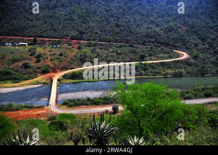 Mpondoland am Ostkap ist ein Gebiet von spektakulärer Schönheit mit Dörfern, die hoch auf Berggipfeln oder in den Tälern erbaut wurden Stockfoto