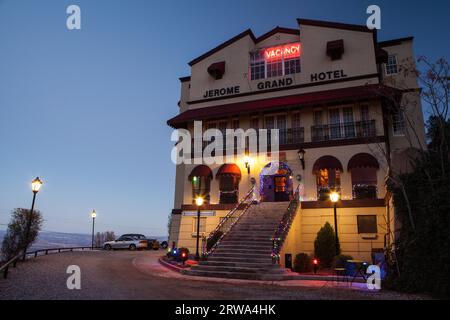 Jerome, USA, 4. Februar 2013: Jerome Grand Hotel ist ein altes Spukhotel in dieser großartigen Goldgräberstadt in Arizona, USA Stockfoto