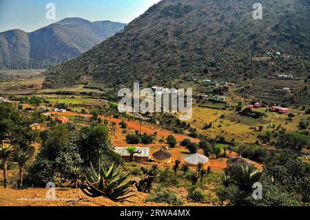 Mpondoland am Ostkap ist ein Gebiet von spektakulärer Schönheit mit Dörfern, die hoch auf Berggipfeln oder in den Tälern erbaut wurden Stockfoto