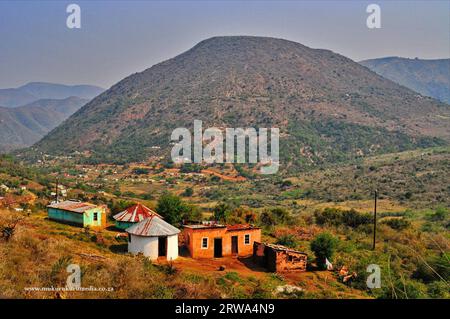 Mpondoland am Ostkap ist ein Gebiet von spektakulärer Schönheit mit Dörfern, die hoch auf Berggipfeln oder in den Tälern erbaut wurden Stockfoto