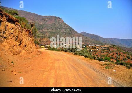 Mpondoland am Ostkap ist ein Gebiet von spektakulärer Schönheit mit Dörfern, die hoch auf Berggipfeln oder in den Tälern erbaut wurden Stockfoto