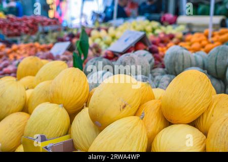 Sizilianische gelbe Bio-Melone, Ballaro Street Food Market in Palermo Stockfoto