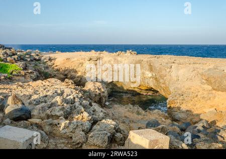 Panoramaaussicht auf den türkisfarbenen Naturstrand am Karibischen Meer in Aruba Stockfoto