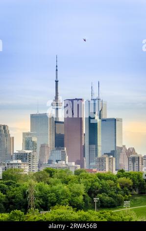 Toronto, Kanada, 27. Mai 2013: Skyline der Innenstadt von Toronto, Kanada, mit CN Tower im Frühjahr vom Riverdale Park East Stockfoto