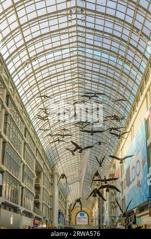 Toronto, Kanada, 29. Mai 2013: Die Skulptur der fliegenden Vögel im Toronto Eaton Center, entworfen vom Künstler Michael Snow. Dieses Center ist Shopping und Stockfoto