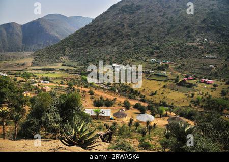 Mpondoland am Ostkap ist ein Gebiet von spektakulärer Schönheit mit Dörfern, die hoch auf Berggipfeln oder in den Tälern erbaut wurden Stockfoto