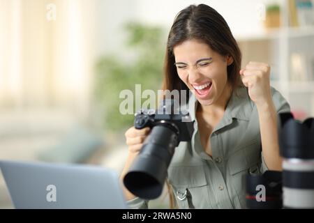 Begeisterte Fotografin zu Hause feiert gute Ergebnisse mit der Kamera Stockfoto