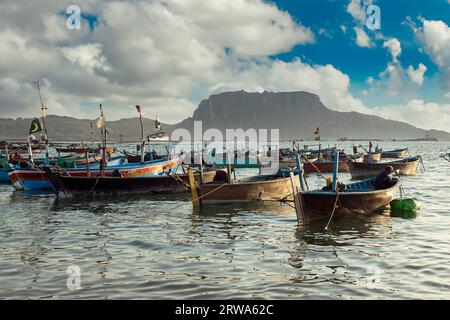 Wunderschöne Küste des Dorfes Mubarak Karachi. Angelhafen Stockfoto