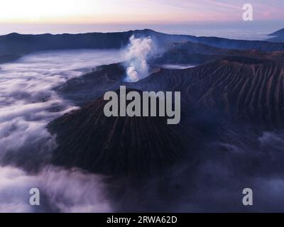 Erstaunlicher Vulkan Mount Bromo bei Sonnenaufgang vom Aussichtspunkt King kong auf dem Berg Penanjakan im Bromo Tengger Semeru Nationalpark, Ost-Java, Indonesien.N Stockfoto