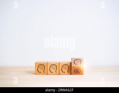 Computerchip-Symbol mit künstlicher Intelligenz wechselt vom menschlichen Gehirnverarbeitungssymbol auf einem Holzwürfelblock. Evolutionstechnologie, KI-Lernen, Innovation Stockfoto