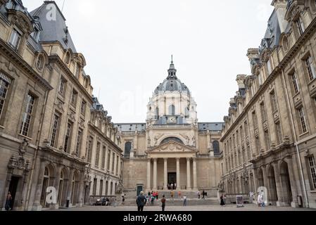 Paris, Frankreich, 17. September 2023. Europäische Tage Des Kulturerbes. Die Universität Sorbonne wurde am 17. September 2023 während der Europäischen Tage des Kulturerbes in Paris eröffnet. Besucher, die durch den Innenhof zur Kirche gehen, in der sich ein Grab von Kardinal de Richelieu befindet. Das Vermächtnis der Universität Sorbonne reicht bis ins Mittelalter zurück, als im 13. Jahrhundert das Sorbonne College gegründet wurde. Quelle: Elena Dijour/Alamy Live News. Stockfoto