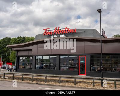 Tim Hortons Drive Thru Restaurant, Riverside Retail Park, Northampton, Großbritannien Stockfoto