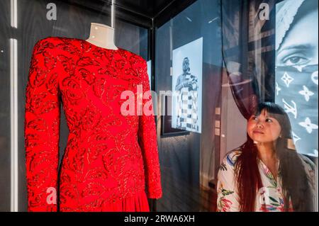 London, Großbritannien. September 2023. Die Morgan Stanley Exhibition - The Missing Thread: Untold Stories of Black British Fashion wird am 21. September 2023 im Somerset House eröffnet und findet bis zum 7. Januar 2024 statt. Sie beschreibt die wechselnde Landschaft der Black British Kultur und den einzigartigen Beitrag, den sie zur reichen britischen Modedesigngeschichte geleistet hat. Guy Bell/Alamy Live News Stockfoto