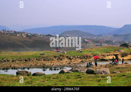 Mpondoland am Ostkap ist ein Gebiet von spektakulärer Schönheit mit Dörfern, die hoch auf Berggipfeln oder in den Tälern erbaut wurden Stockfoto