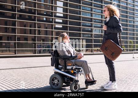 Geschäftsmann und -Frau reden glücklich Stockfoto
