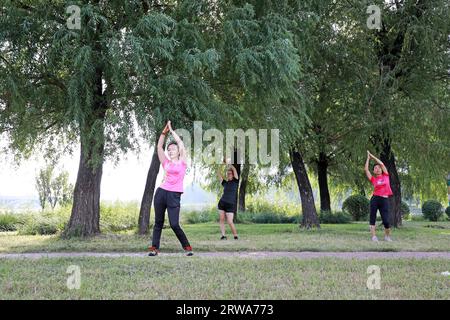 Luannan County, China - 31. August 2019: Ladies Exercise in Parks, Luannan County, Provinz Hebei, China Stockfoto