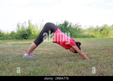 Luannan County, China - 31. August 2019: Ladies Exercise in Parks, Luannan County, Provinz Hebei, China Stockfoto