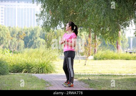 Luannan County, China - 31. August 2019: Ladies Exercise in Parks, Luannan County, Provinz Hebei, China Stockfoto