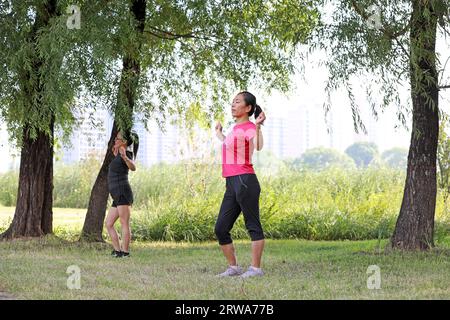 Luannan County, China - 31. August 2019: Ladies Exercise in Parks, Luannan County, Provinz Hebei, China Stockfoto