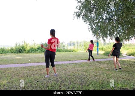 Luannan County, China - 31. August 2019: Ladies Exercise in Parks, Luannan County, Provinz Hebei, China Stockfoto