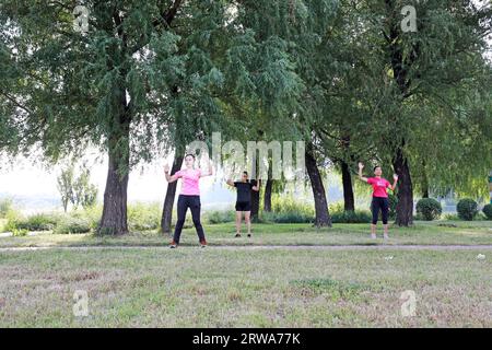 Luannan County, China - 31. August 2019: Ladies Exercise in Parks, Luannan County, Provinz Hebei, China Stockfoto