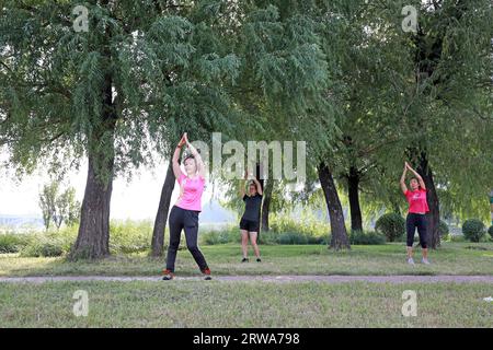 Luannan County, China - 31. August 2019: Ladies Exercise in Parks, Luannan County, Provinz Hebei, China Stockfoto