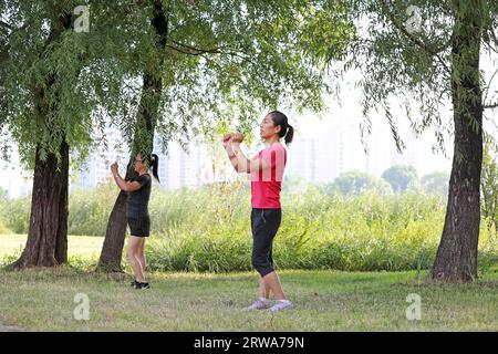 Luannan County, China - 31. August 2019: Ladies Exercise in Parks, Luannan County, Provinz Hebei, China Stockfoto