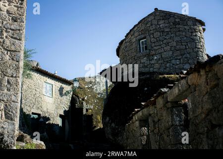 Häuser zwischen riesigen Felsbrocken in einem mittelalterlichen Dorf Monsanto in Idanha-a-Nova, Portugal. Stockfoto