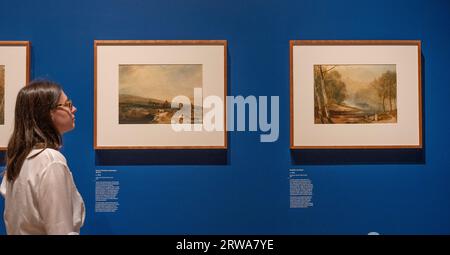 The Wallace Collection, London, Großbritannien. September 2023. Turner und Bonington: Aquarelle aus der Wallace Collection. Eine Ausstellung von Aquarelllandschaften in einem Raum von J.M.W. Turner (1775–1851) und Richard Parkes Bonington (1802–1828), das erste Mal seit 17 Jahren. Die Ausstellung vereint zehn Werke der beiden Künstler, mit vier Ansichten von Yorkshire von Turner und fünf Szenen von Normandie und Venedig von Bonington. Bild (l bis r): JMW Turner, Grouse Shooting on Beamsley Beacon, 1816; Hackfall, near Ripon, c. 1816. Die Treuhänder der Wallace Collection. Kredit: Malcolm Stockfoto