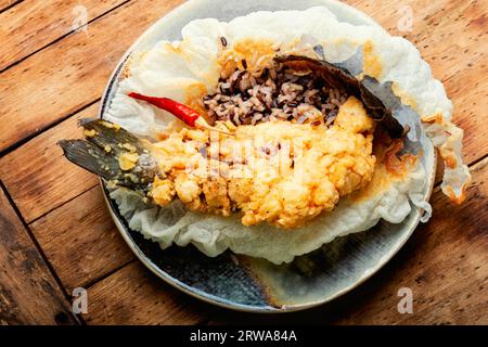 Panierter Diätfisch und Wildreis. Frittierter Fisch Stockfoto