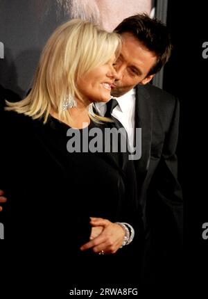 New York City, Vereinigte Staaten. September 2023. Aktenfoto vom 10. Dezember 2012 von Deborra-Lee Furness und Hugh Jackman, die an der amerikanischen Premiere von Les Miserables im Ziegfeld Theatre in New York City, New York, USA teilnahmen. Hugh Jackman und seine Frau Deborra-Lee Furness haben angekündigt, dass sie ihre Ehe nach 27 Jahren beenden. Die australischen Schauspieler heirateten 1996 und haben zwei Kinder, Oscar, 23, und Ava, 18. Foto von Dennis Van Tine/ABACAPRESS.COM Credit: Abaca Press/Alamy Live News Stockfoto