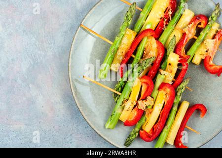 Schaschlik mit Paprika, grünem Spargel und Käse. Leerzeichen kopieren. Stockfoto