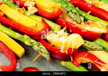 Diätspieße aus Spargel, Paprika und Käse. Nahaufnahme Stockfoto